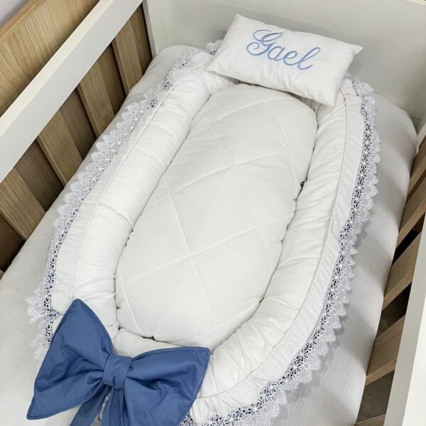 Ninho redutor de berço azul antigo.