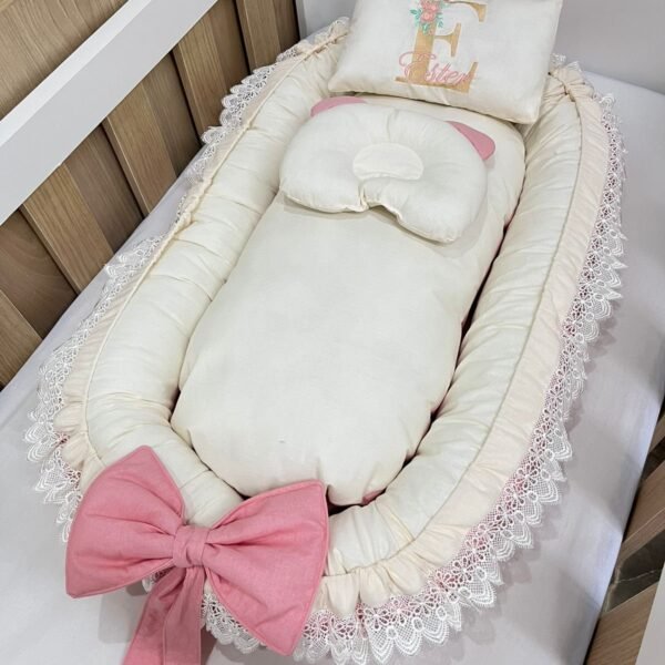 Ninho redutor de berço  com detalhes em renda.