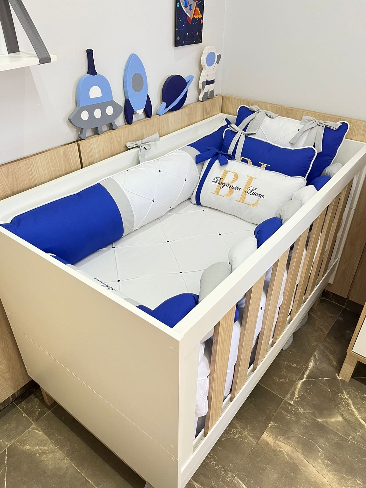 WhatsApp-Image-2024-08-05-at-12.03.42.jpeg Enxoval de Berço, Azul caneta - 9 peças. - Imagem 1